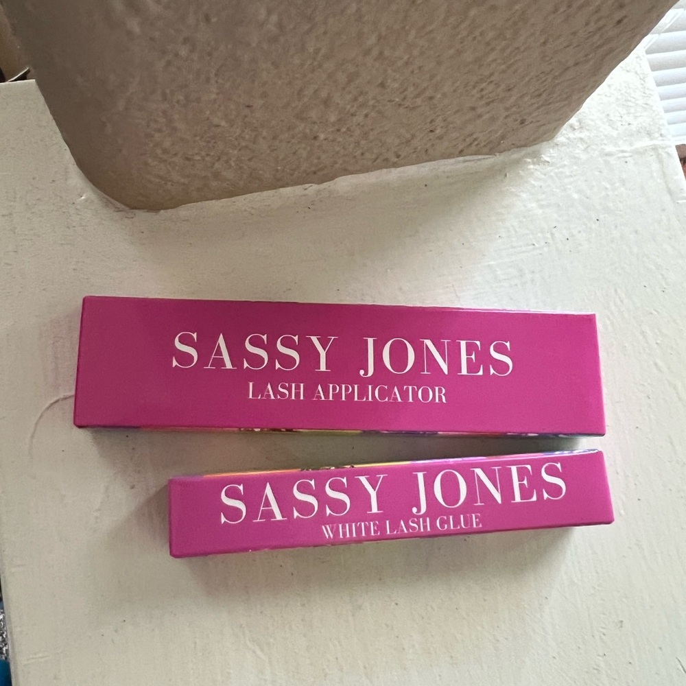 New Sassy Jones white lash glue and lash applicator